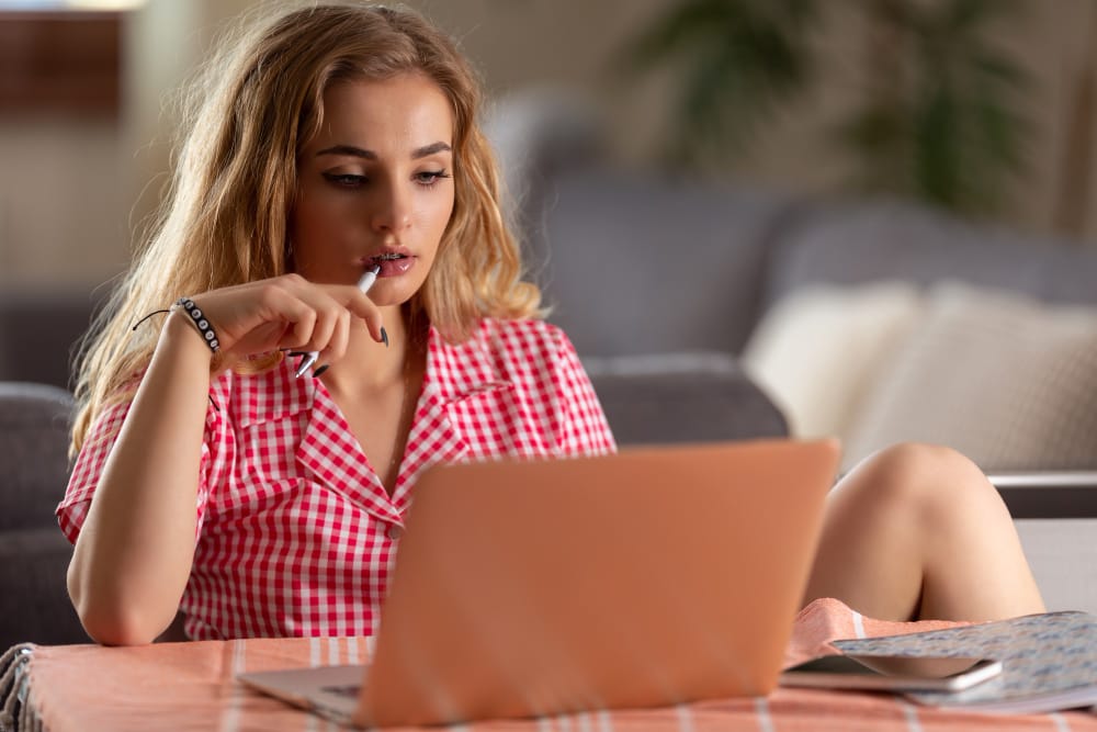 Wedding blogger crafting blogging calendar